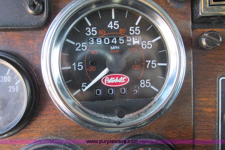 image for item F4770 1999 Peterbilt 377 semi truck