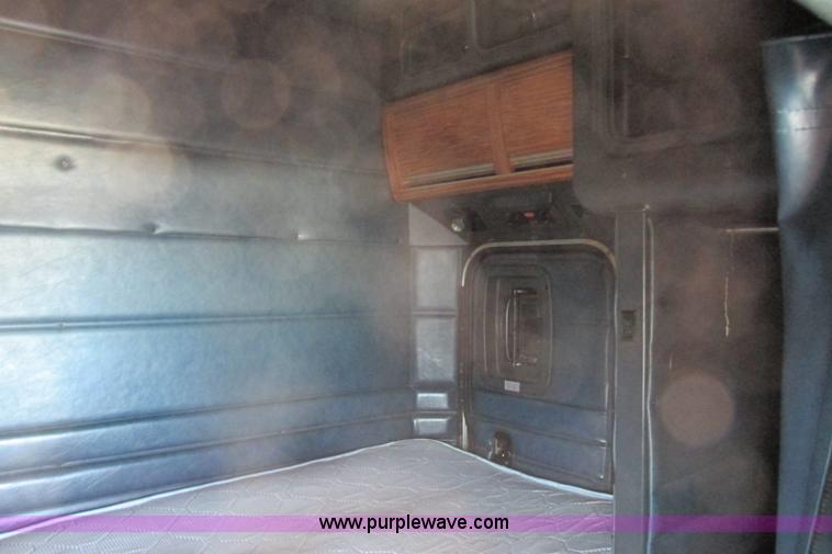 image for item F4770 1999 Peterbilt 377 semi truck