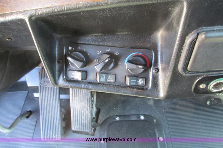 image for item F4770 1999 Peterbilt 377 semi truck