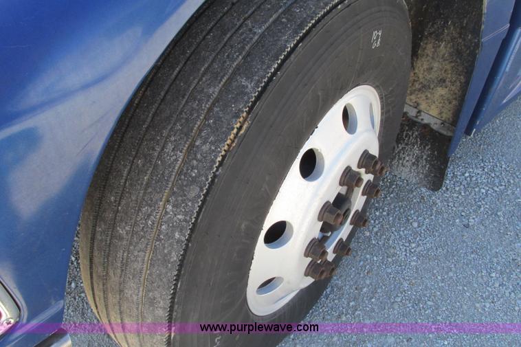 image for item F4770 1999 Peterbilt 377 semi truck