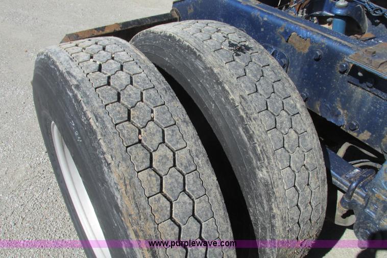 image for item F4770 1999 Peterbilt 377 semi truck