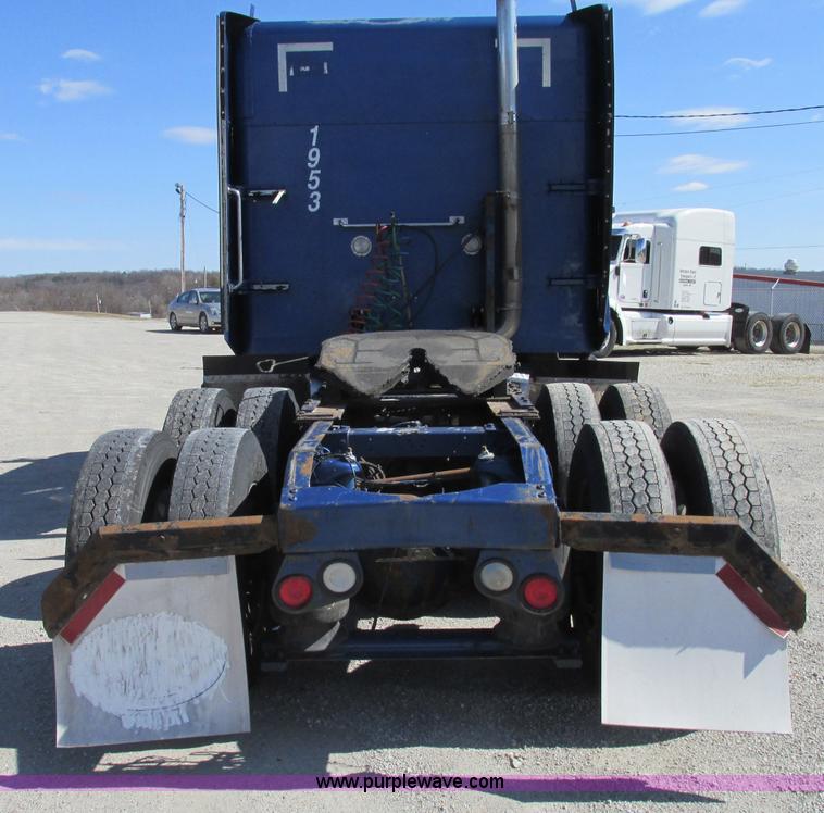 image for item F4770 1999 Peterbilt 377 semi truck