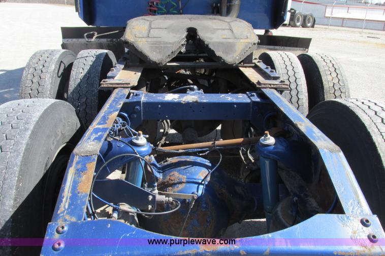 image for item F4770 1999 Peterbilt 377 semi truck