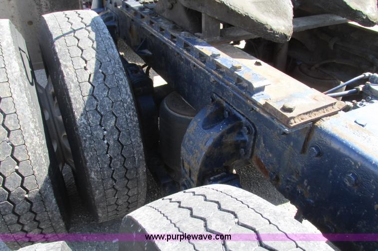 image for item F4770 1999 Peterbilt 377 semi truck