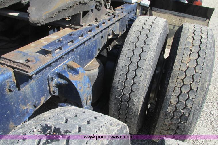 image for item F4770 1999 Peterbilt 377 semi truck