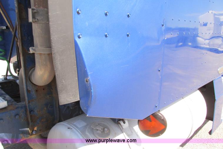 image for item F4770 1999 Peterbilt 377 semi truck