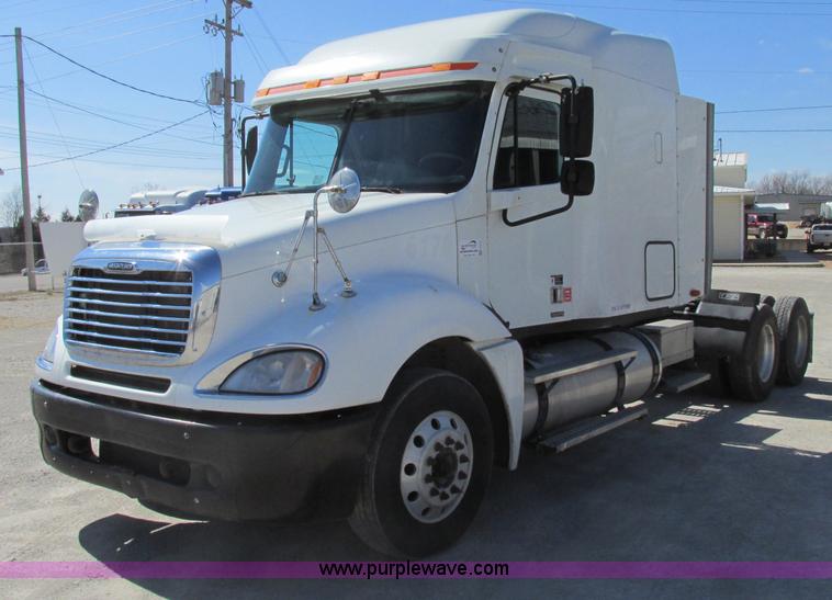 image for item F4771 2005 Freightliner Columbia semi truck