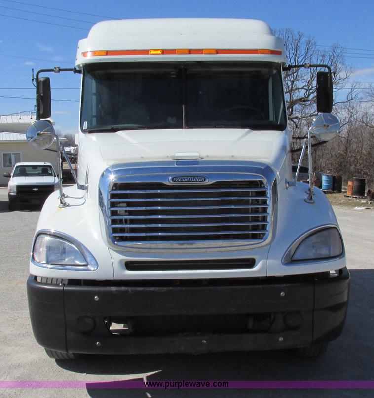 image for item F4771 2005 Freightliner Columbia semi truck