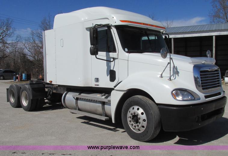 image for item F4771 2005 Freightliner Columbia semi truck
