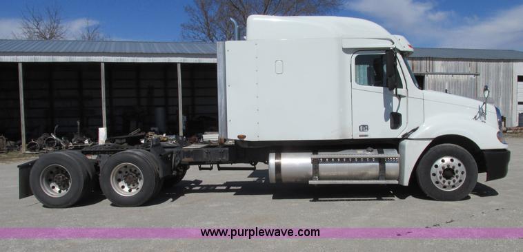 image for item F4771 2005 Freightliner Columbia semi truck