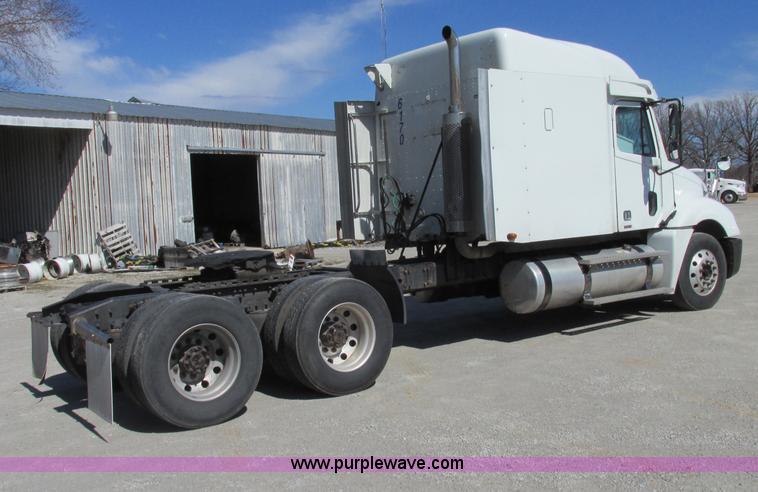 image for item F4771 2005 Freightliner Columbia semi truck