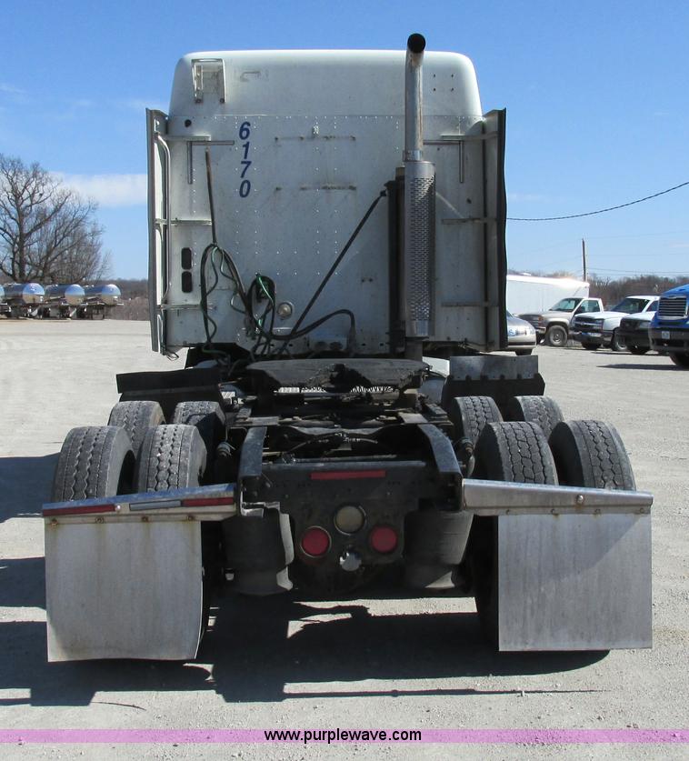 image for item F4771 2005 Freightliner Columbia semi truck