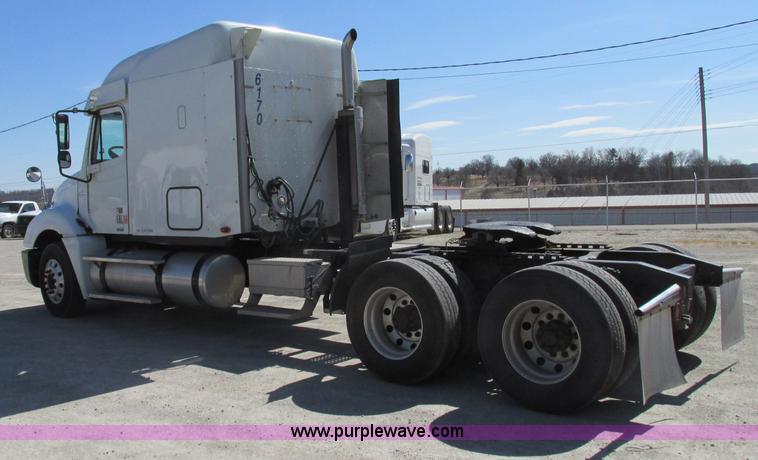 image for item F4771 2005 Freightliner Columbia semi truck