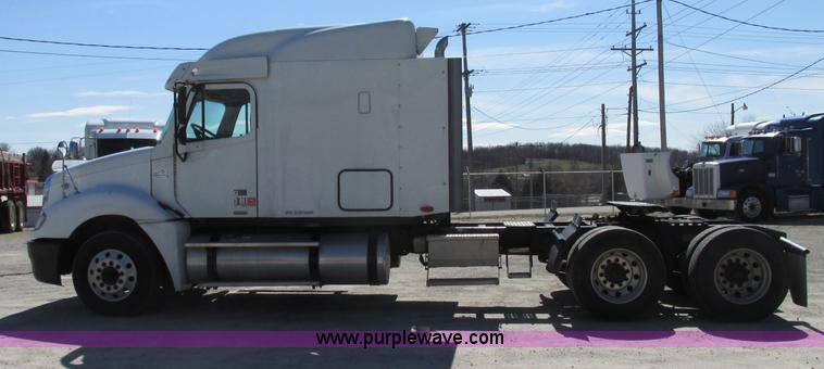 image for item F4771 2005 Freightliner Columbia semi truck