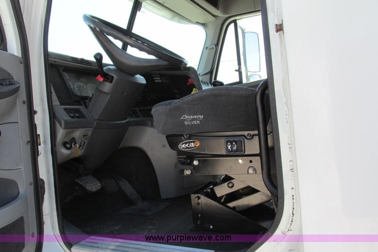 image for item F4771 2005 Freightliner Columbia semi truck