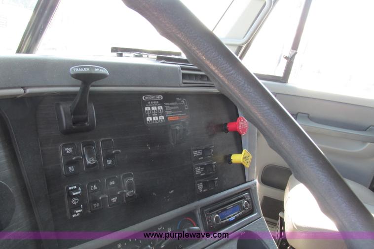 image for item F4771 2005 Freightliner Columbia semi truck