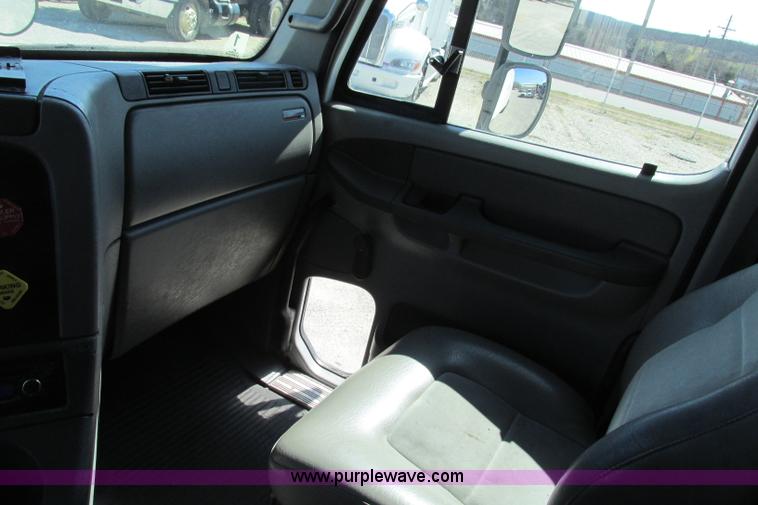 image for item F4771 2005 Freightliner Columbia semi truck