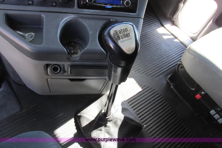 image for item F4771 2005 Freightliner Columbia semi truck