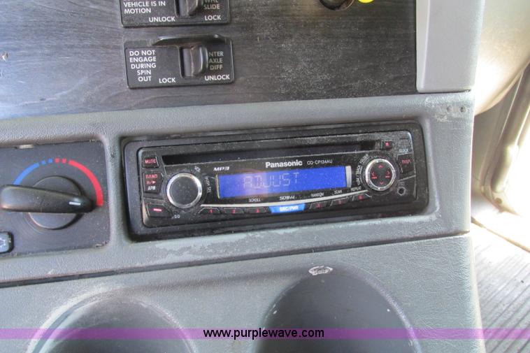 image for item F4771 2005 Freightliner Columbia semi truck