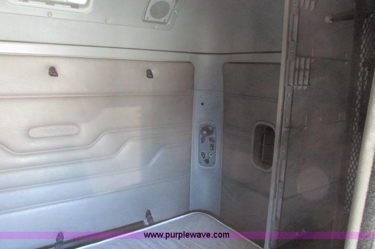 image for item F4771 2005 Freightliner Columbia semi truck