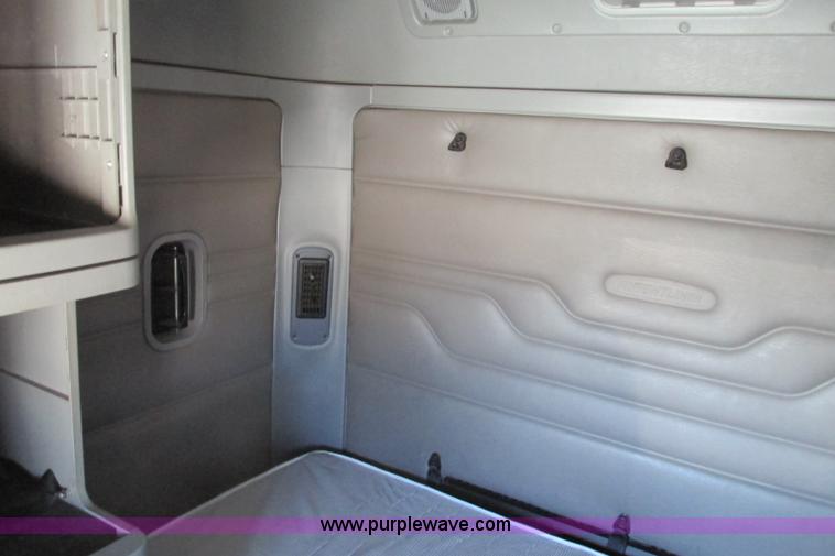 image for item F4771 2005 Freightliner Columbia semi truck