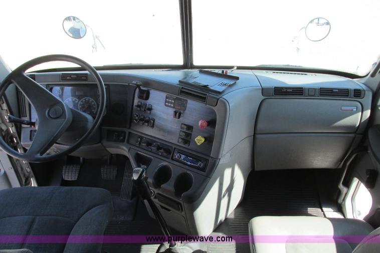 image for item F4771 2005 Freightliner Columbia semi truck