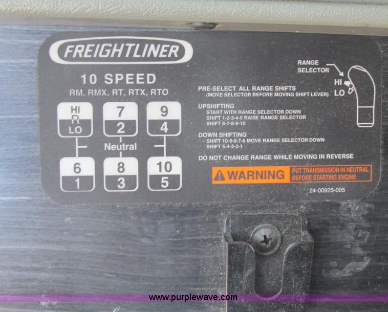 image for item F4771 2005 Freightliner Columbia semi truck