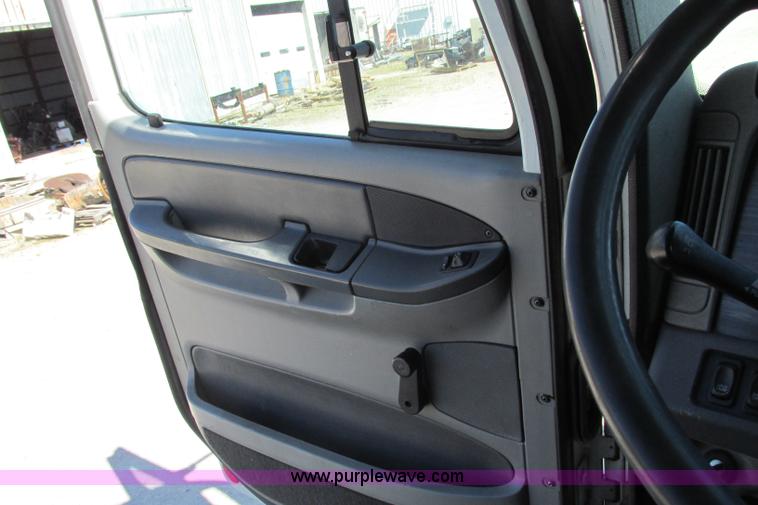 image for item F4771 2005 Freightliner Columbia semi truck