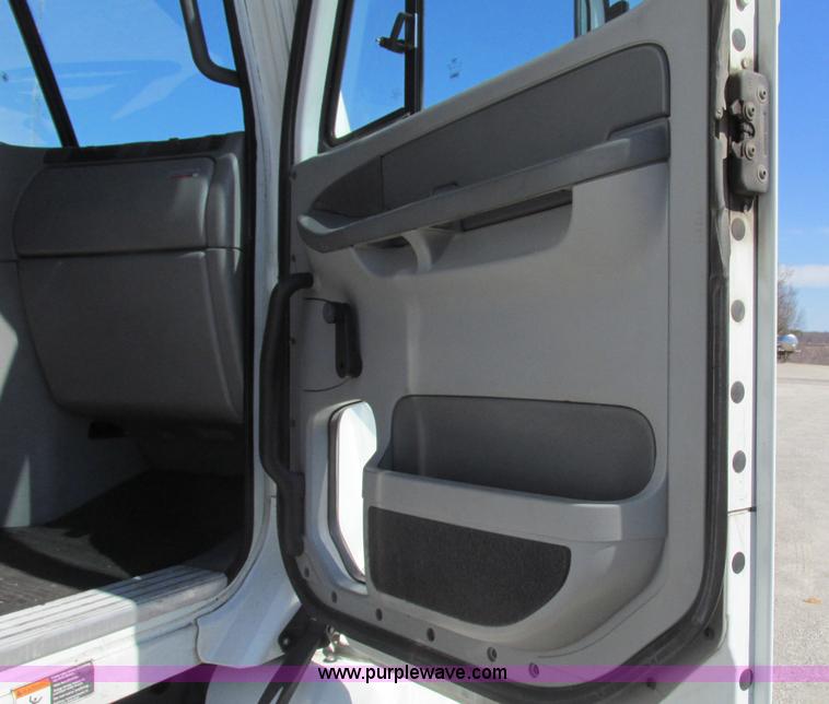 image for item F4771 2005 Freightliner Columbia semi truck