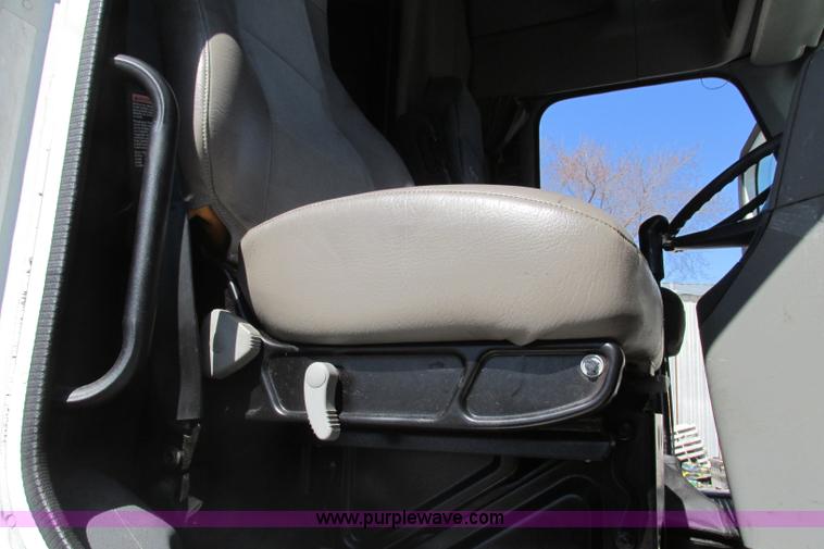 image for item F4771 2005 Freightliner Columbia semi truck