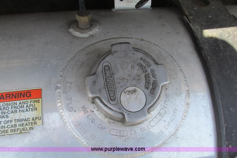 image for item F4771 2005 Freightliner Columbia semi truck