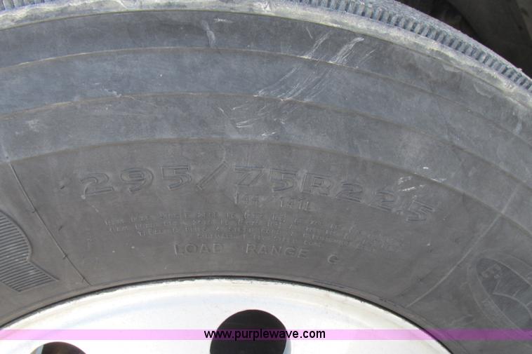 image for item F4771 2005 Freightliner Columbia semi truck