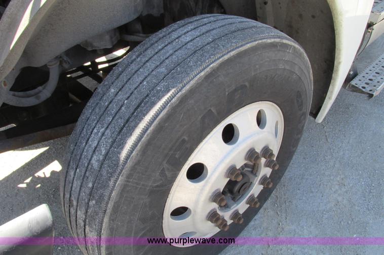 image for item F4771 2005 Freightliner Columbia semi truck