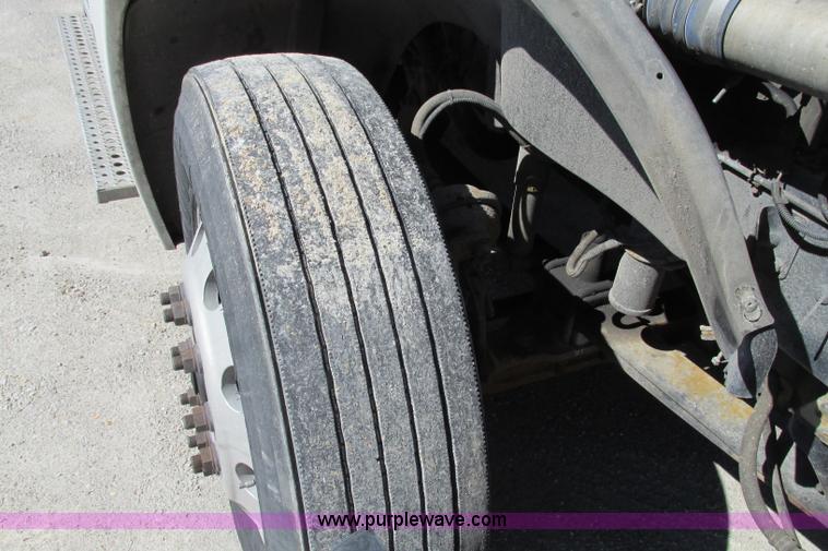 image for item F4771 2005 Freightliner Columbia semi truck