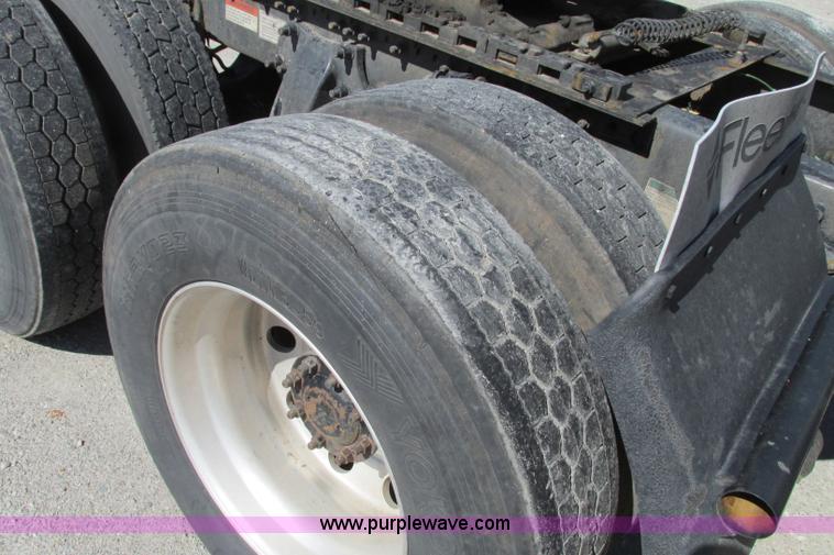 image for item F4771 2005 Freightliner Columbia semi truck