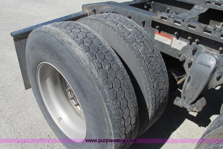 image for item F4771 2005 Freightliner Columbia semi truck