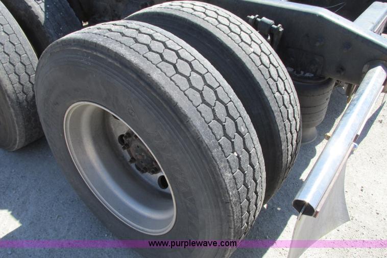 image for item F4771 2005 Freightliner Columbia semi truck