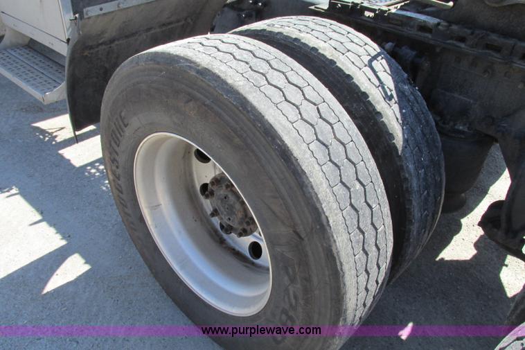 image for item F4771 2005 Freightliner Columbia semi truck