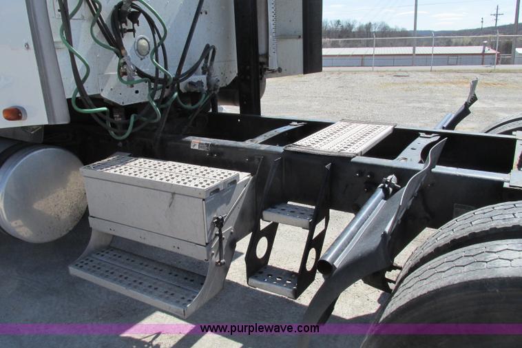 image for item F4771 2005 Freightliner Columbia semi truck