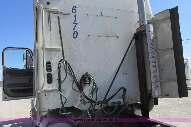 image for item F4771 2005 Freightliner Columbia semi truck