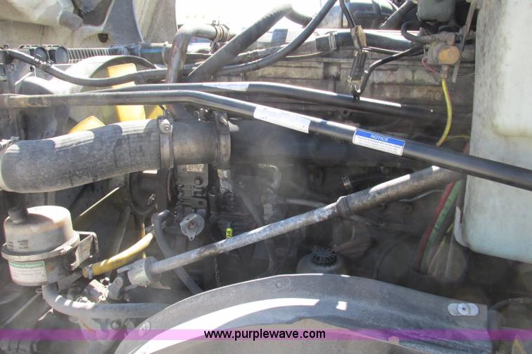 image for item F4771 2005 Freightliner Columbia semi truck