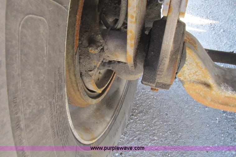 image for item F4771 2005 Freightliner Columbia semi truck