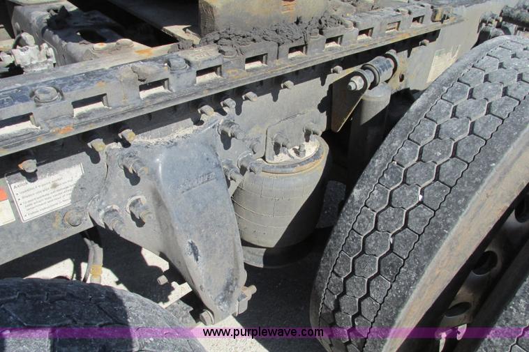 image for item F4771 2005 Freightliner Columbia semi truck