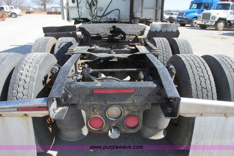 image for item F4771 2005 Freightliner Columbia semi truck