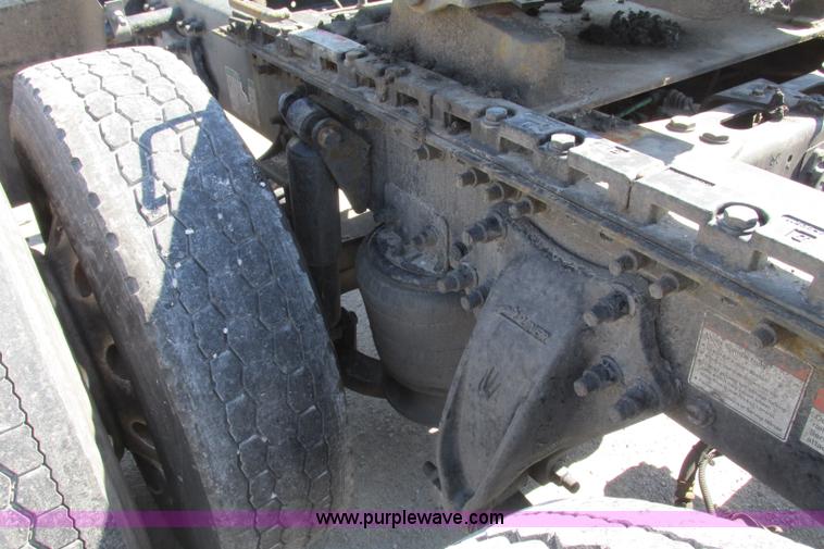 image for item F4771 2005 Freightliner Columbia semi truck