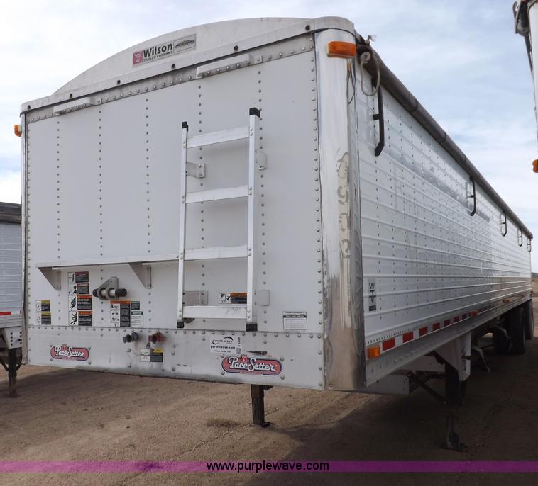image for item F6469 2009 Wilson Pace Setter grain trailer