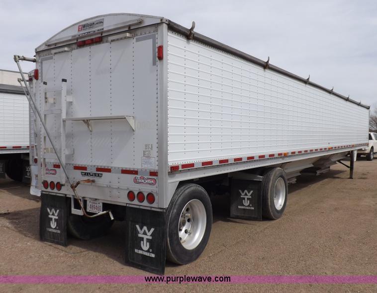 image for item F6469 2009 Wilson Pace Setter grain trailer
