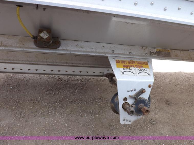 image for item F6469 2009 Wilson Pace Setter grain trailer