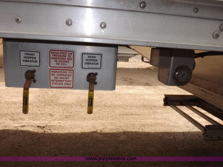 image for item F6469 2009 Wilson Pace Setter grain trailer