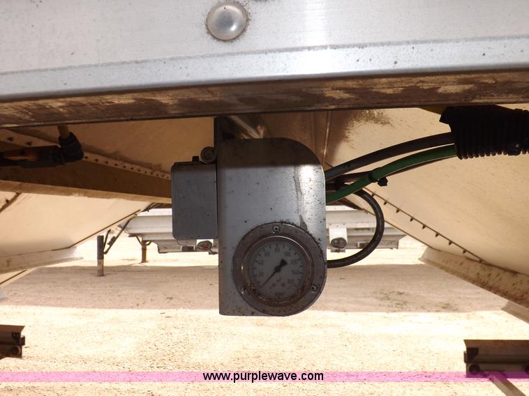 image for item F6469 2009 Wilson Pace Setter grain trailer